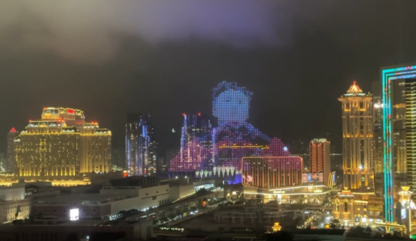 無人機表演驚現「金正恩」肖像 網民驟眼睇同呢位歌手撞樣？「以為係北韓show」