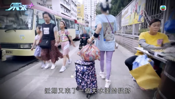 天水圍「飛腳姐」連環踢街坊！假拉筋真襲擊專踢BB車 怪異行徑竟與港姐有關？