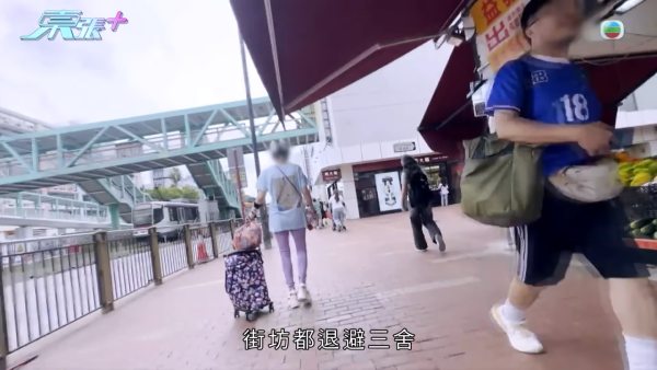 天水圍「飛腳姐」連環踢街坊！假拉筋真襲擊專踢BB車 怪異行徑竟與港姐有關？