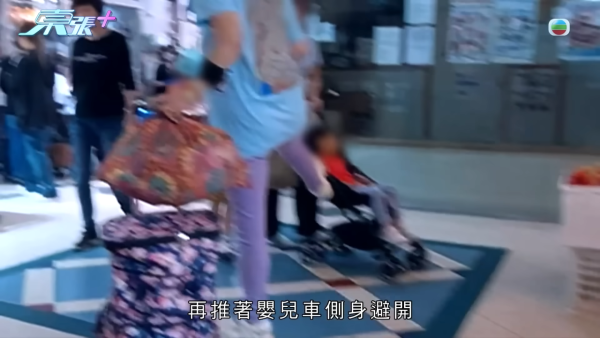 天水圍「飛腳姐」連環踢街坊！假拉筋真襲擊專踢BB車 怪異行徑竟與港姐有關？