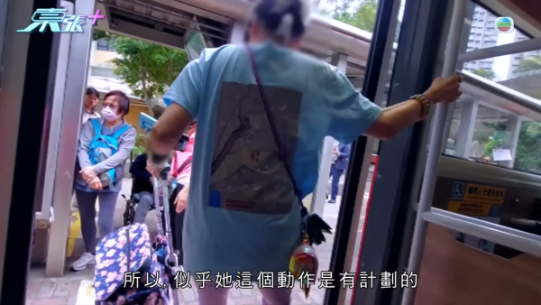 天水圍「飛腳姐」連環踢街坊！假拉筋真襲擊專踢BB車 怪異行徑竟與港姐有關？