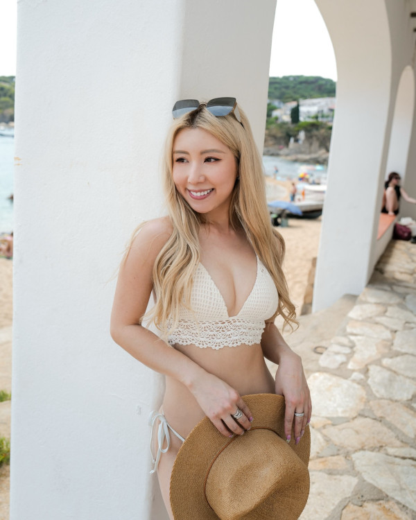 譚嘉儀火辣泳衣照突破性感新高度 谷胸騷澎湃上圍俯身晒深溝畫面極震撼！
