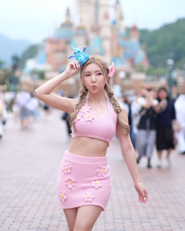譚嘉儀火辣泳衣照突破性感新高度 谷胸騷澎湃上圍俯身晒深溝畫面極震撼！