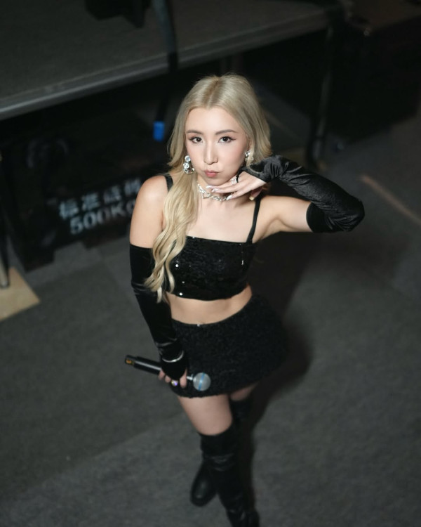 譚嘉儀火辣泳衣照突破性感新高度 谷胸騷澎湃上圍俯身晒深溝畫面極震撼！