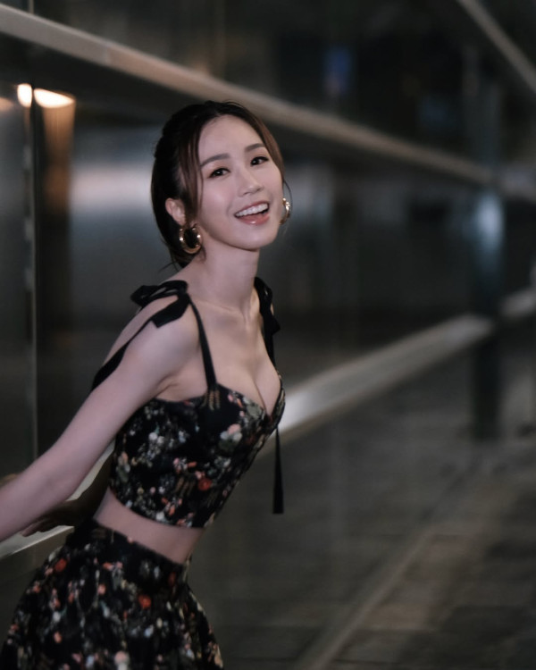29歲東張女神水着泳衣照出水芙蓉 激罕性感晒豐滿上圍獲讚：隱藏級好身材