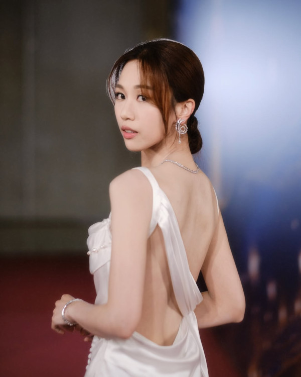 29歲東張女神水着泳衣照出水芙蓉 激罕性感晒豐滿上圍獲讚：隱藏級好身材