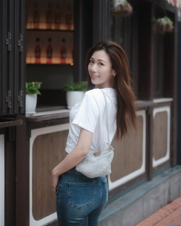 29歲東張女神水着泳衣照出水芙蓉 激罕性感晒豐滿上圍獲讚：隱藏級好身材