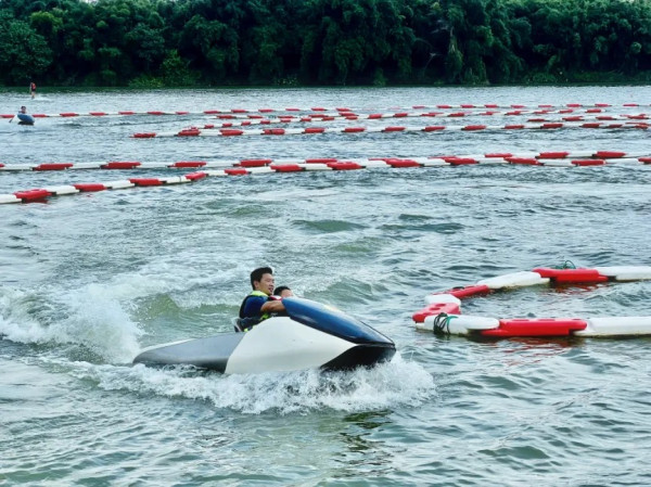 廣東暴雨｜水上樂園僅開業三天被洪水沖走  園方透露打撈進度！居民：3000萬漂走了 