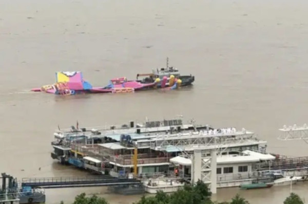 廣東暴雨｜水上樂園僅開業三天被洪水沖走  園方透露打撈進度！居民：3000萬漂走了 