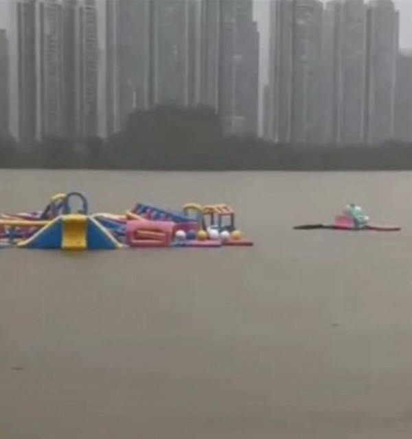 廣東暴雨｜水上樂園僅開業三天被洪水沖走  園方透露打撈進度！居民：3000萬漂走了 