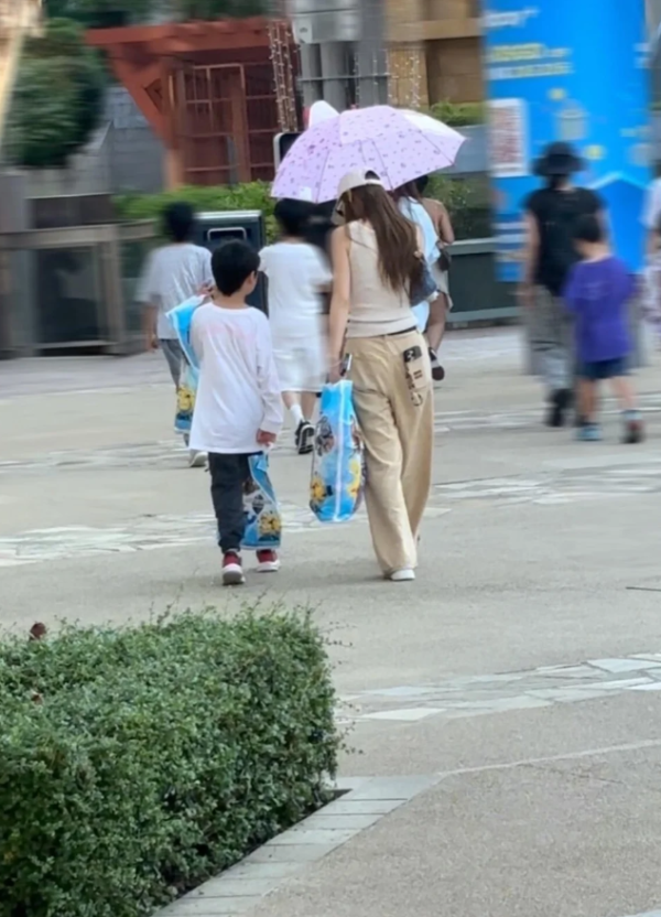 離婚後獨自照顧兒子（圖片來源：小紅書@嘻嘻七七七）
