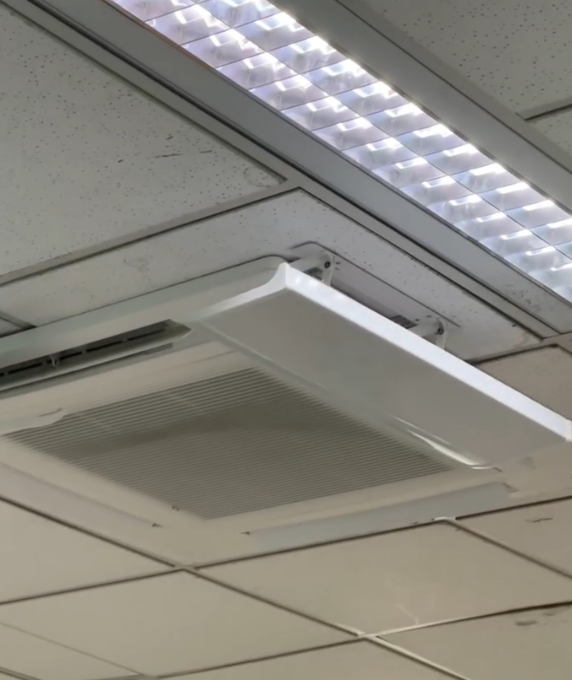 港女返Office熱到出汗 驚現冷氣機長期被裝一物 惹網民同感「凍咪着衫囉」