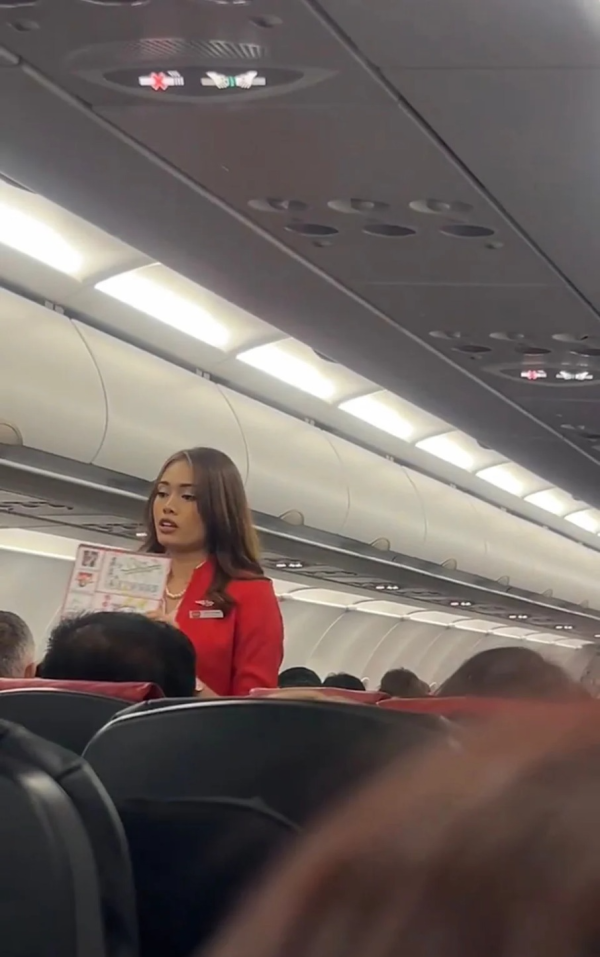 樂壇天后容祖兒「轉行」做空姐?「分身」航班工作相被瘋傳 網友:側面睇九成似