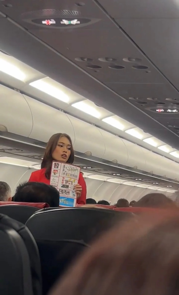 樂壇天后容祖兒「轉行」做空姐?「分身」航班工作相被瘋傳 網友:側面睇九成似