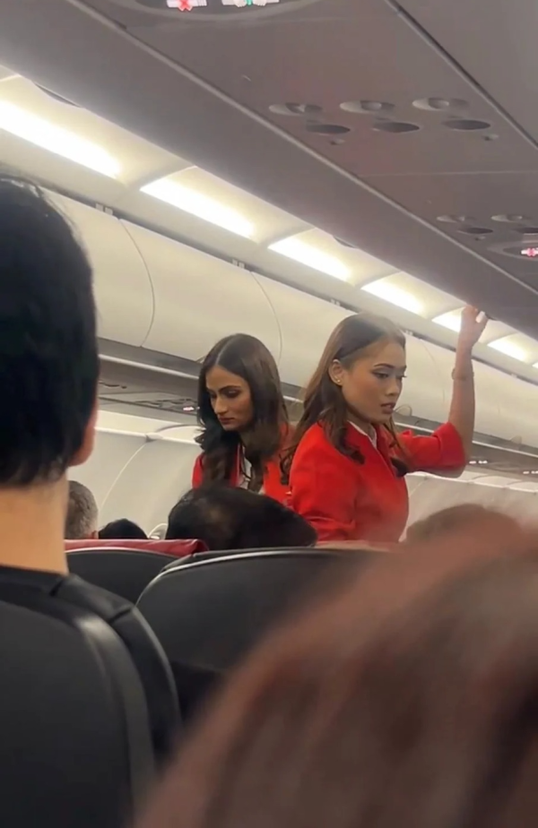 樂壇天后容祖兒「轉行」做空姐?「分身」航班工作相被瘋傳 網友:側面睇九成似