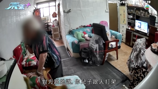 閉路電視拍下騙徒上門收錢全過程。圖片來源︰東張西望