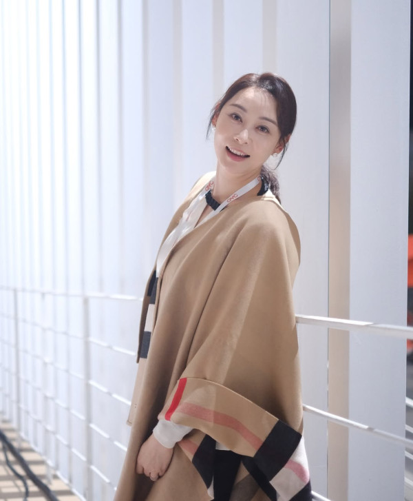 47歲楊卓娜罕有大派美魔女福利圖！低胸泳衣震撼騷身材嘆漂浮早餐