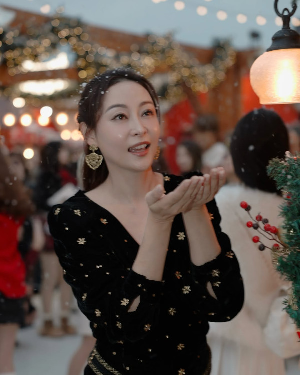 47歲楊卓娜罕有大派美魔女福利圖！低胸泳衣震撼騷身材嘆漂浮早餐