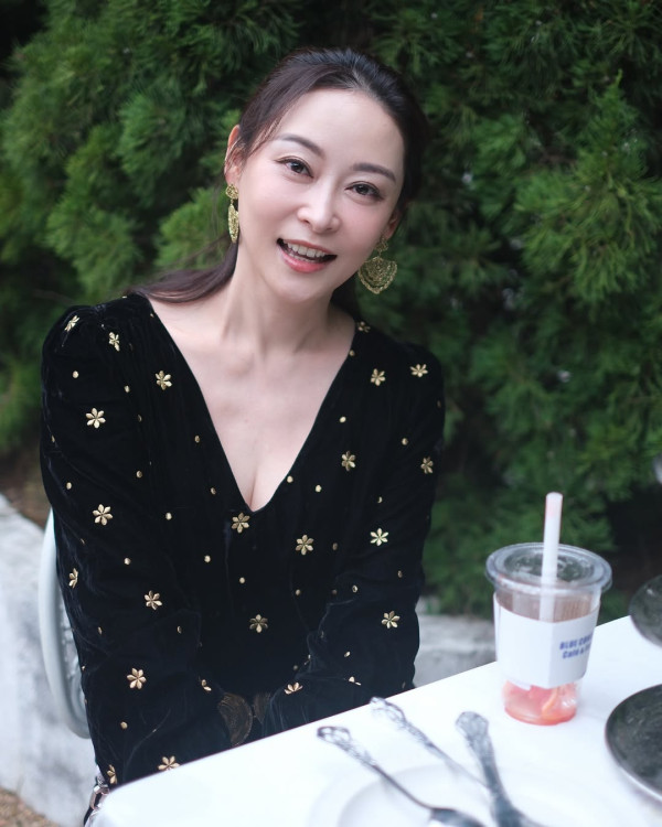 47歲楊卓娜罕有大派美魔女福利圖！低胸泳衣震撼騷身材嘆漂浮早餐
