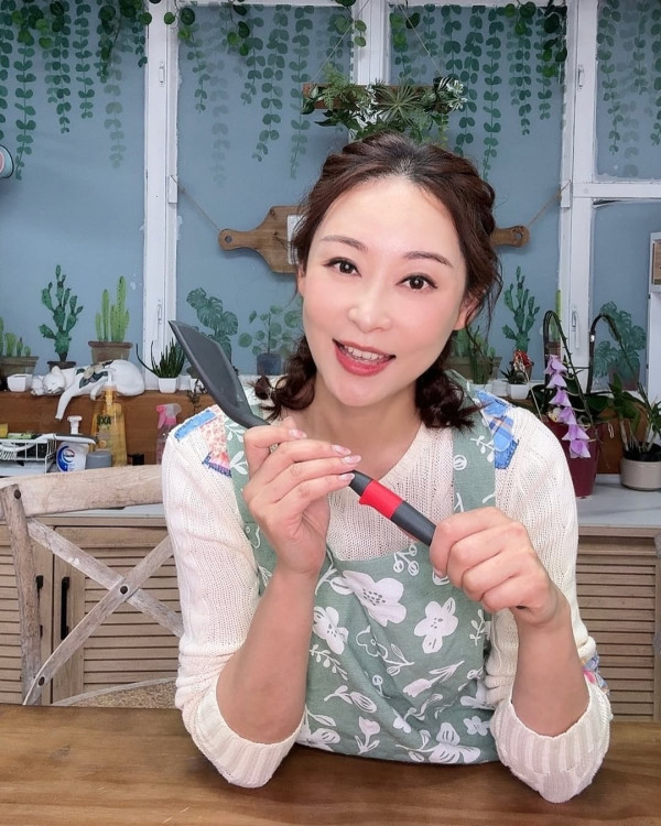 47歲楊卓娜罕有大派美魔女福利圖！低胸泳衣震撼騷身材嘆漂浮早餐