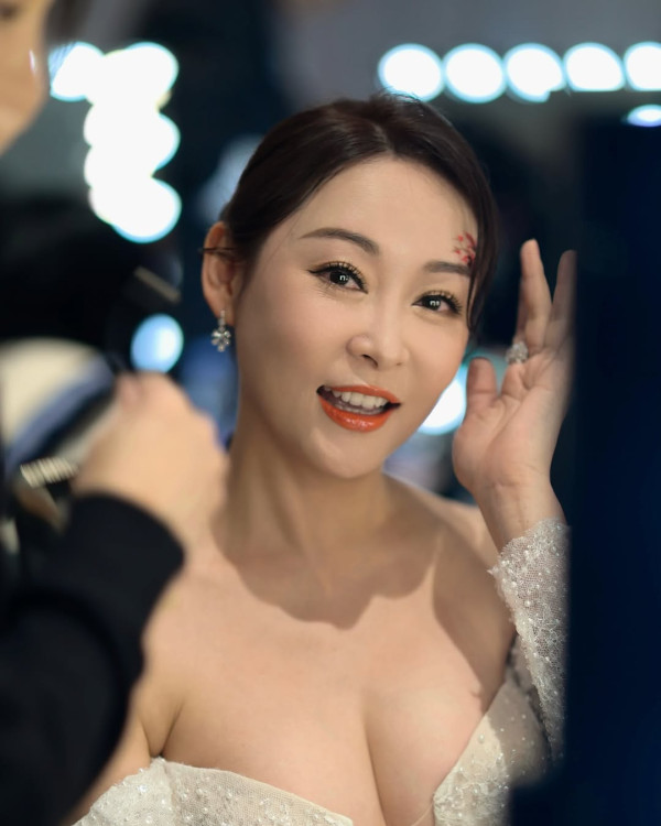 47歲楊卓娜罕有大派美魔女福利圖！低胸泳衣震撼騷身材嘆漂浮早餐
