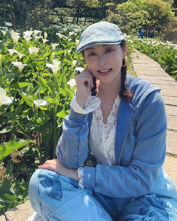 47歲楊卓娜罕有大派美魔女福利圖！低胸泳衣震撼騷身材嘆漂浮早餐