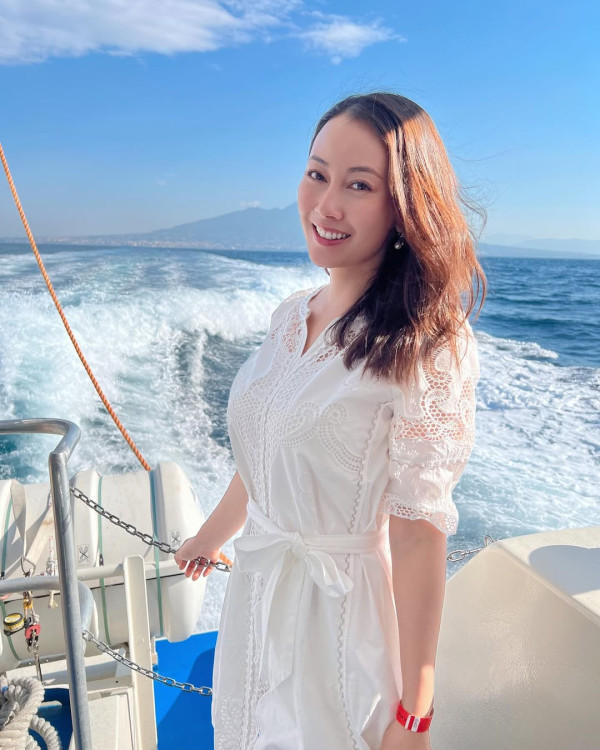袁嘉敏魔鬼級上圍極限迫爆小背心 陽台性感擺拍意外曝光豪宅海景