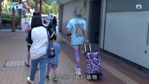 天水圍「飛腳姐」更多怪行曝光！暴怒起腳只針對女性？「謝嘉怡」黃紙真相揭曉