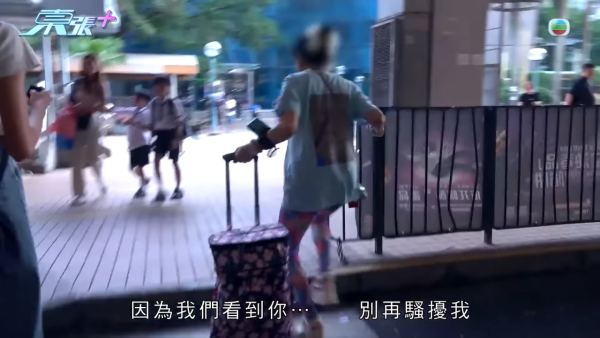 天水圍「飛腳姐」更多怪行曝光！暴怒起腳只針對女性？「謝嘉怡」黃紙真相揭曉