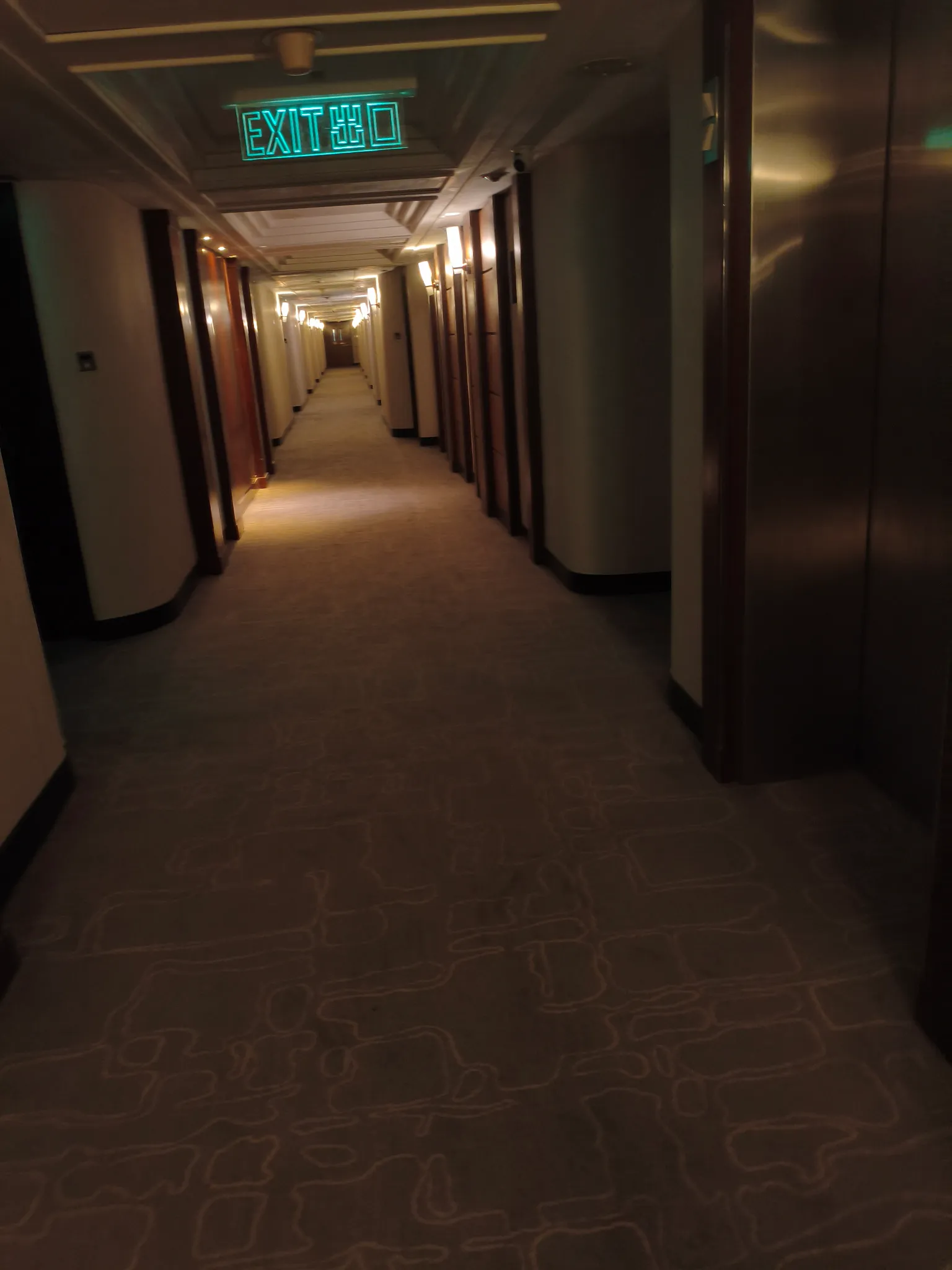 公屋自帶靈異感？夜拍屋邨走廊樓梯極詭異 網民熱議一類人卻感親切？