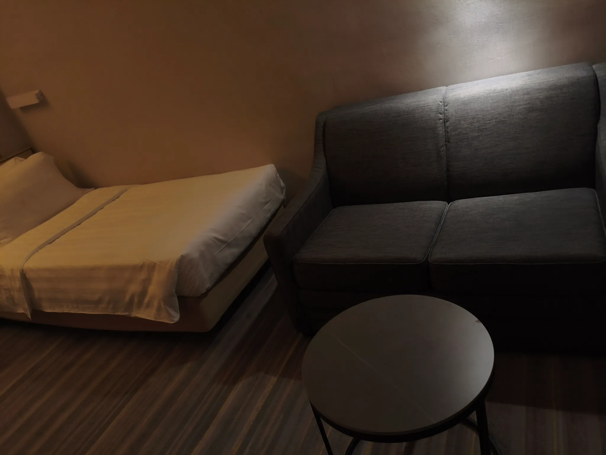 公屋自帶靈異感？夜拍屋邨走廊樓梯極詭異 網民熱議一類人卻感親切？