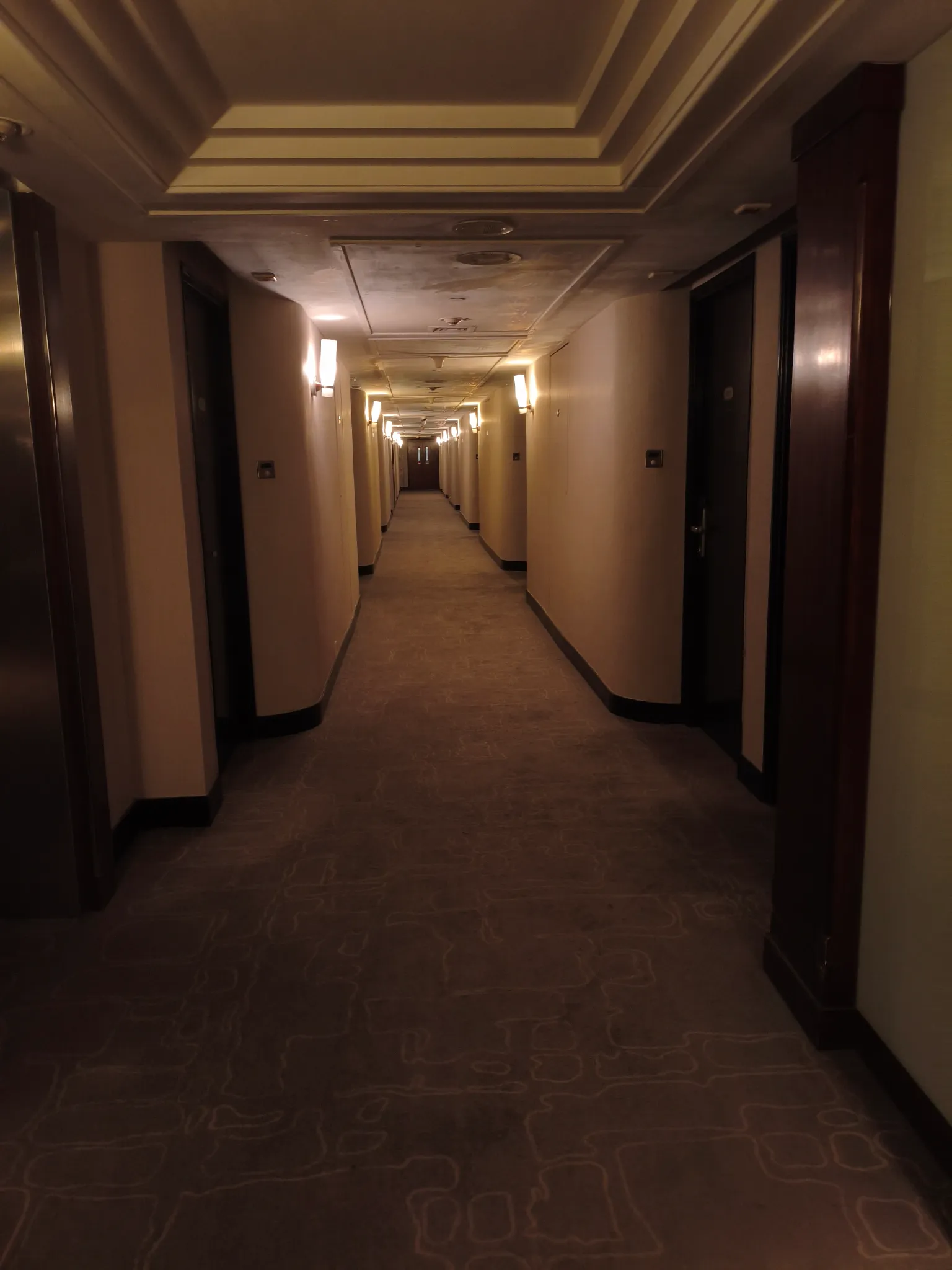 驗樓服務幫你驗埋鬼 「凶宅調查員」出動科學儀器 拍YouTube直擊驗鬼全過程