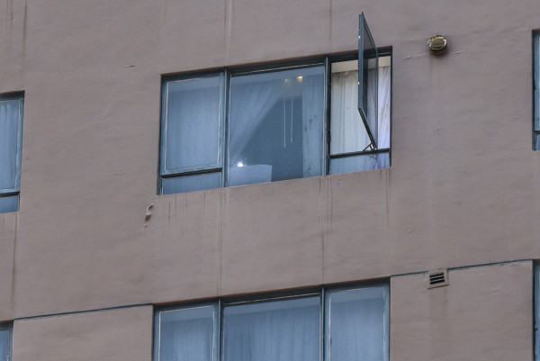 公屋自帶靈異感？夜拍屋邨走廊樓梯極詭異 網民熱議一類人卻感親切？