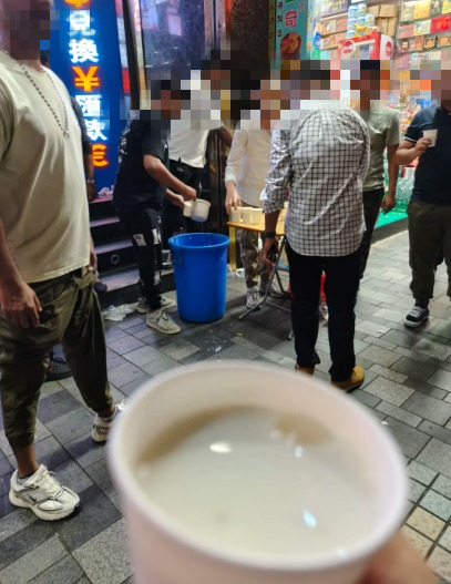 重慶大廈門口免費派神秘飲品 內地客坦言3大「不敢」網民猜測是...