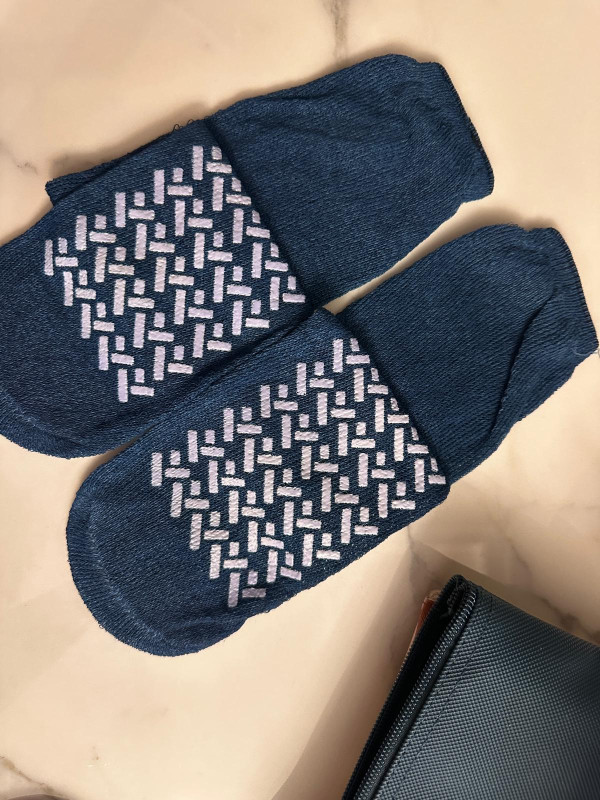 經濟艙「秒睡神技」！旅遊達人揭秘3招必學：長途機必備「一物件」！ CAP帽這樣用、一秒入眠奇效！ 