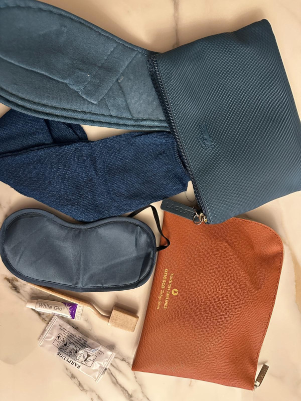 經濟艙「秒睡神技」！旅遊達人揭秘3招必學：長途機必備「一物件」！ CAP帽這樣用、一秒入眠奇效！ 