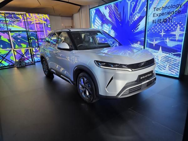 新車速遞｜BYD ATTO 2登港 搭載VtoL反向供電技術 17萬有找可邊露營邊唱K