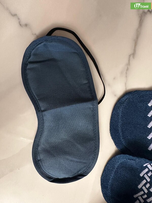 經濟艙「秒睡神技」！旅遊達人揭秘3招必學：長途機必備「一物件」！ CAP帽這樣用、一秒入眠奇效！ 