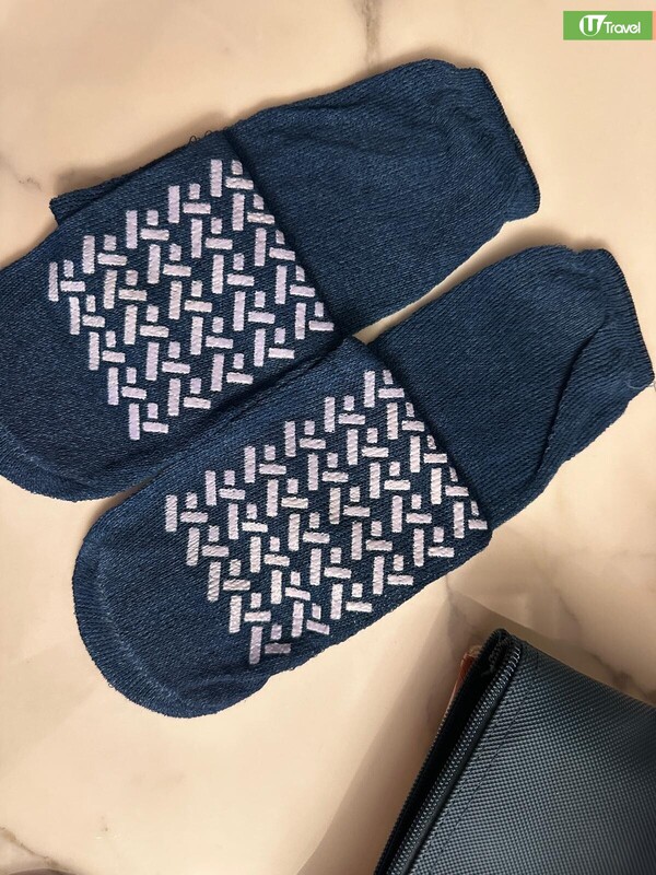 經濟艙「秒睡神技」！旅遊達人揭秘3招必學：長途機必備「一物件」！ CAP帽這樣用、一秒入眠奇效！ 