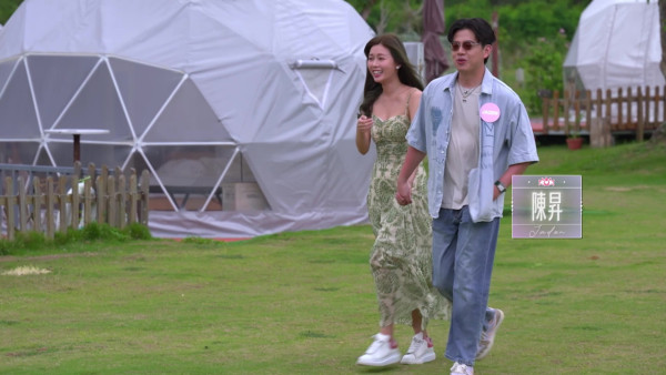 女神配對計劃｜李芷晴與陳昇Jaden過夜後戲劇式拖手現身 感情一夜升溫露出羞澀表情 