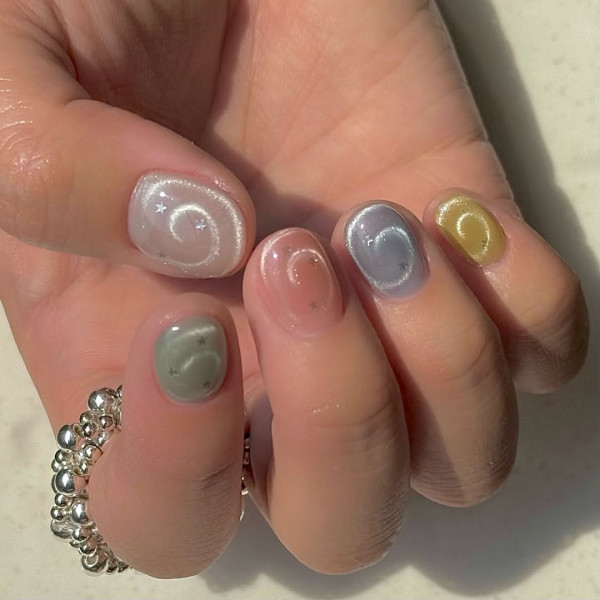 美甲趨勢|漩渦美甲 圖片來源:IG@nail.com__