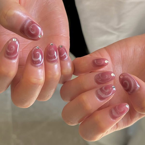 美甲趨勢|漩渦美甲 圖片來源:IG@nail.com__