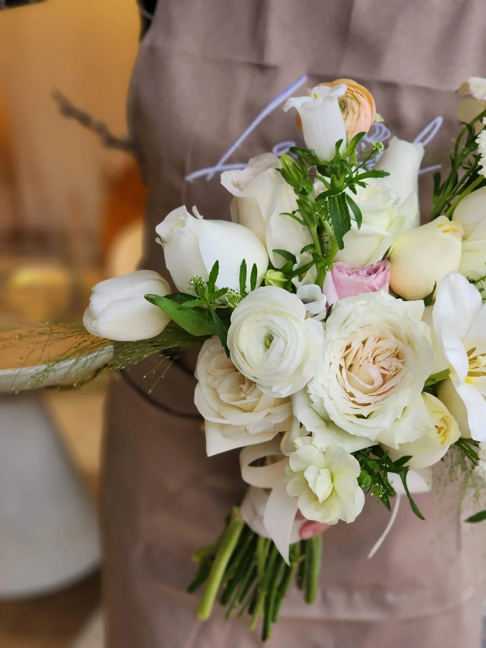 Lavish Florist Vanilla白色結婚花球 經典尺寸 HK$2,380；豪華尺寸 HK$2,880