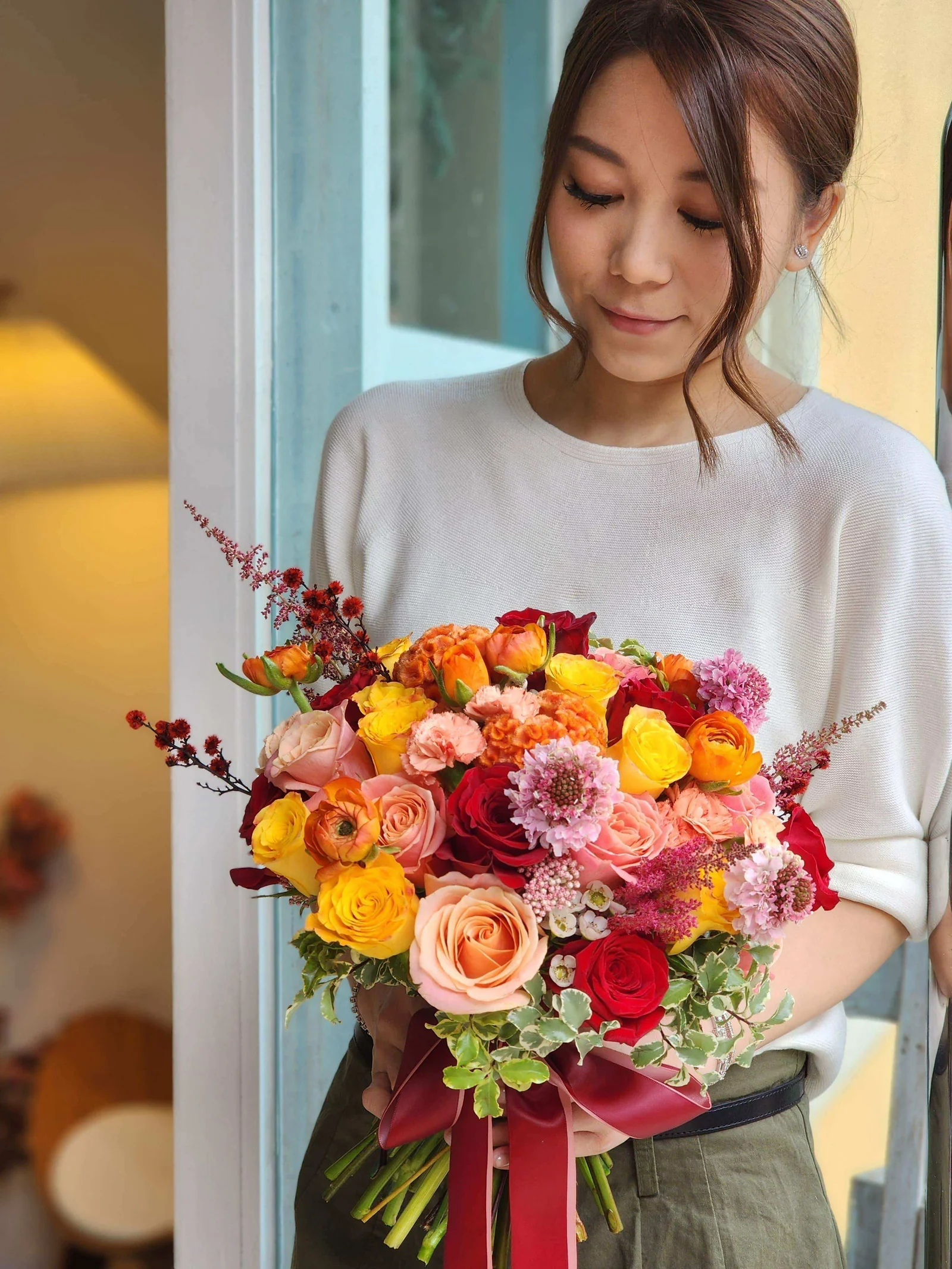 Lavish Florist Tangerine 橙玫瑰花球 經典尺寸 HK$2,380；豪華尺寸 HK$2,880
