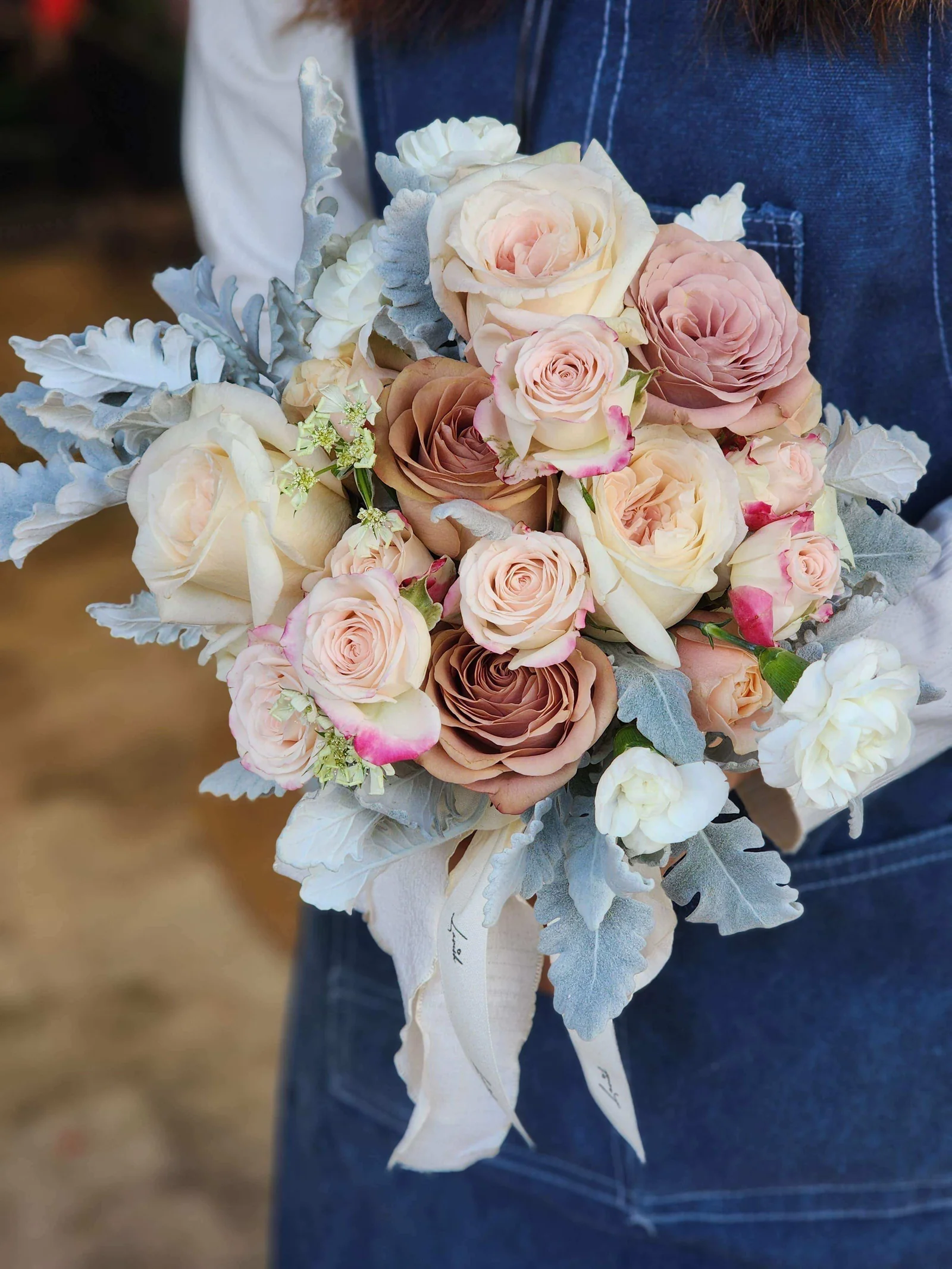 Lavish Florist Frappe 卡布奇諾玫瑰結婚花球 經典尺寸 HK$2,380；豪華尺寸 HK$2,880