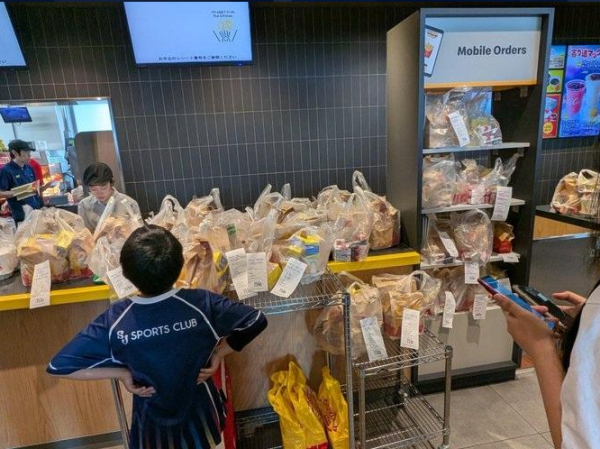 香港2歲男童江之島誤入路軌被撞倒 小童受輕傷送院並無大礙