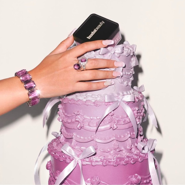 Huda Beauty Easy Bake Loose Powder-Birthday Cake圖片來源:Huda Beauty 官網