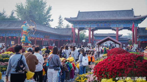 內地男色經濟興旺!景區帥哥NPC工作人員被冒犯壓地 反幫遊客說好話