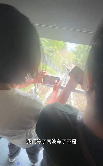 有片｜中國女馬來西亞纜車爭頭位打卡爆「京滬大戰」！網友批行為丟架：丟人丟到國外 