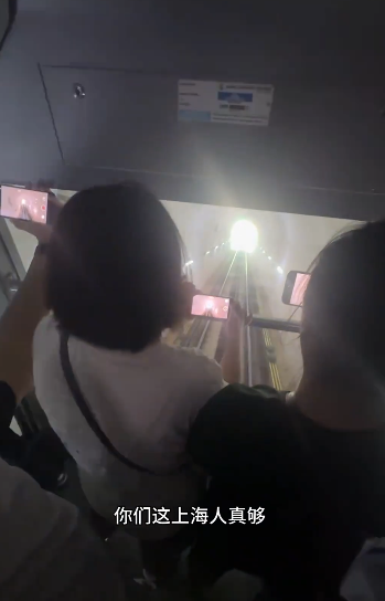 有片｜中國女馬來西亞纜車爭頭位打卡爆「京滬大戰」！網友批行為丟架：丟人丟到國外 